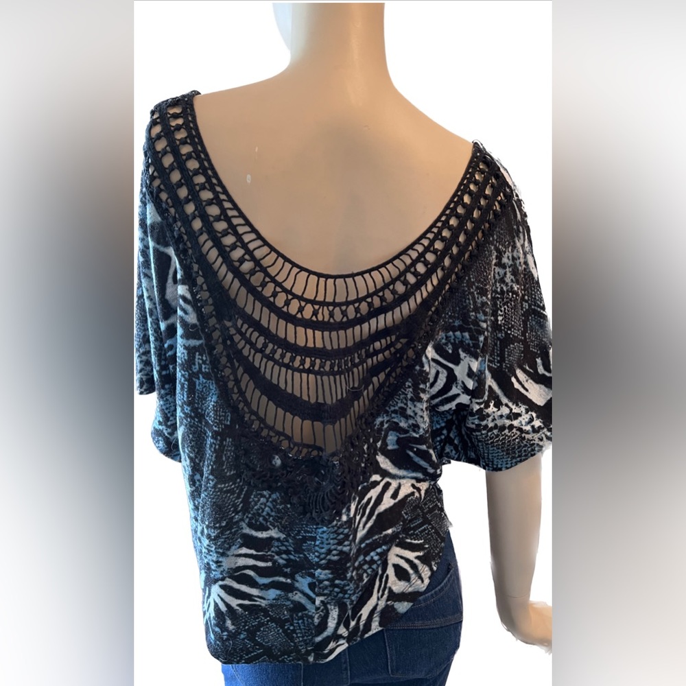 Crochet back blue animal print top